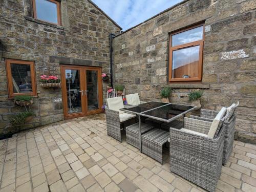 Stanbury House | Cozy Cottage Close to Haworth Sleeps 2 with Garden