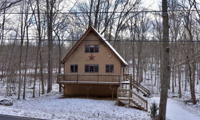 Bushkill House | Cozy cottage! Convenient Saw Creek Estates, Sleeps 10!