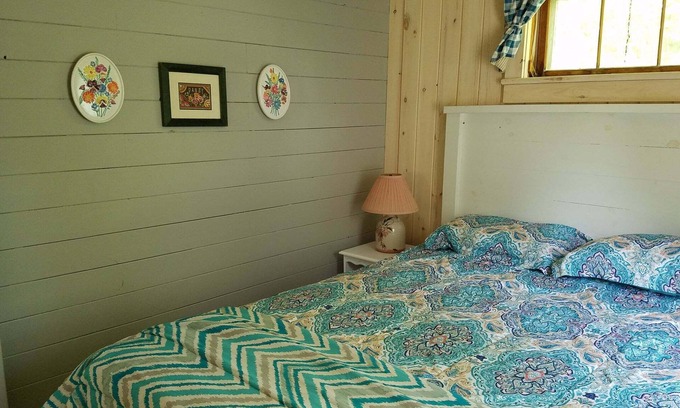 Barton Cottage | Cozy Cottage, Dog Friendly, Natural Wood, Full Kitchen, Sleeps 4, Close to Beach