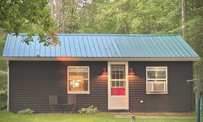 Greenbush House | Cozy Cottage, Hot Tub, Sauna