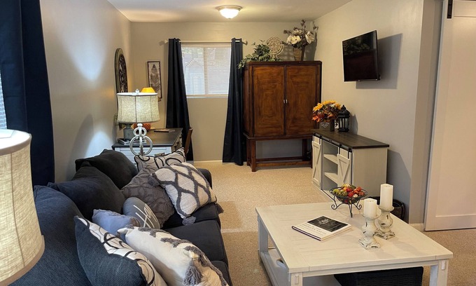 Cordova Cottage | Cozy cottage in charming East Memphis with WiFi, AC