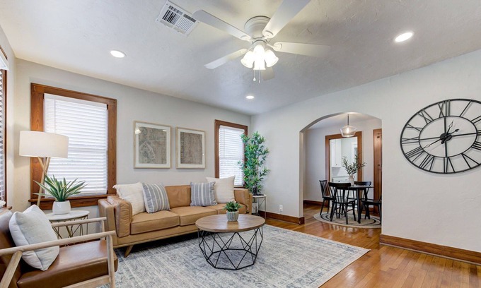 Edmond House | Cozy Cottage in Downtown Edmond