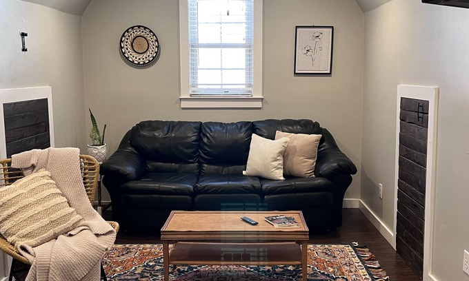 Florence Apartment | Cozy Cottage in DT Florence, AL.