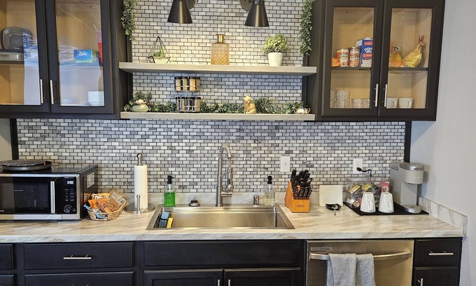 Danville House | Cozy Cottage in Schoolfield - Sleeps 6 - 10 min walk to Caesars Virginia