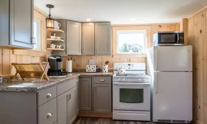 Freeport Cottage | Cozy Cottage in the heart of Freeport - 5 minute walk to outlets