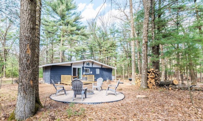 Friendship Cabin | Cozy Cottage in the Woods| WI Dells | Hike | Dogs | Kayak