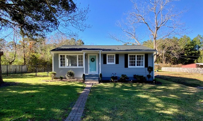 McCutcheon Field Cottage | Cozy Cottage located within minutes of Air Station and Beach - Dogs are Welcome!