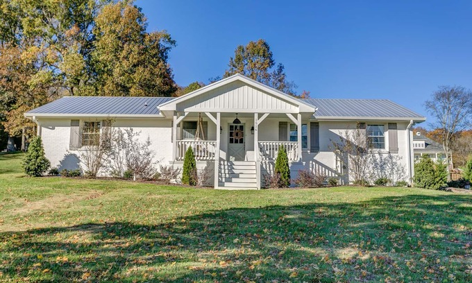Franklin House | Cozy Cottage located in Franklin, TN on a 6 Acre Mini Farm