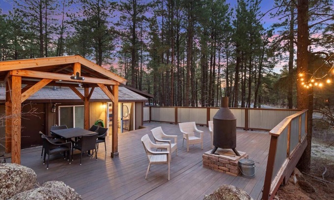 Flagstaff House | Cozy Cottage Located in the pines .Great clean getaway. Master bedroom KING bed.