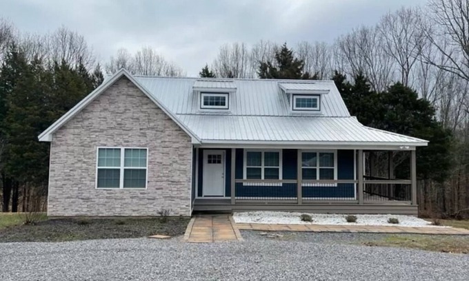 Cadiz House | Cozy Cottage near Lake Barkley.