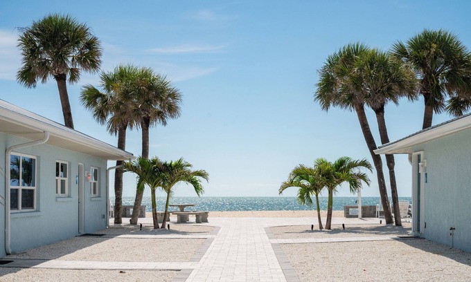 Nokomis Condo | Cozy cottage on Casey Key