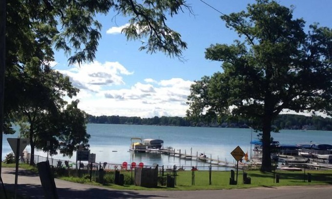 Cassopolis House | Cozy Cottage on Diamond Lake - Near Park Shore Marina