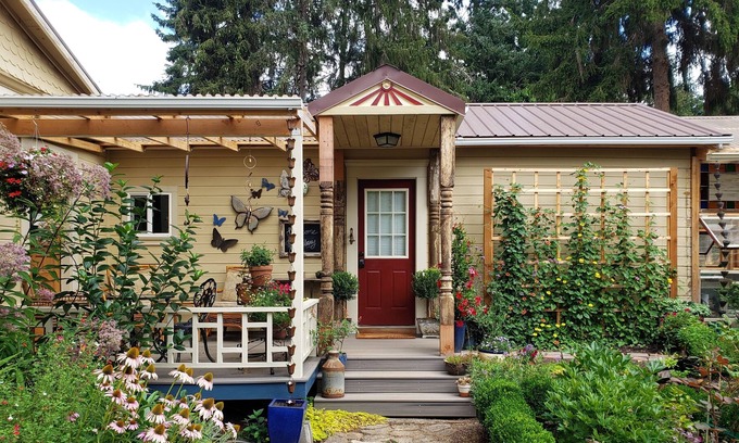 Molalla Cottage | Cozy Cottage on hobby farm in rural historic small town