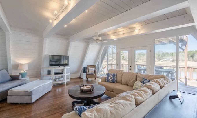 Mid America House | Cozy cottage on Lake Hamilton fabulous place with boat dock swimming dock ￼