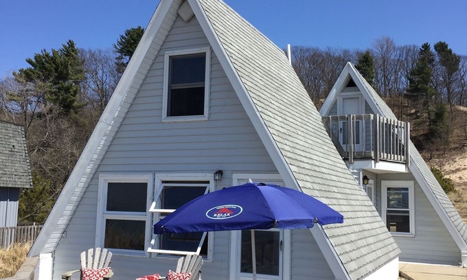 Shelby Cottage | Cozy Cottage On Lake Michigan Shore, Newly Renovated, Flat & few Steps To Beach