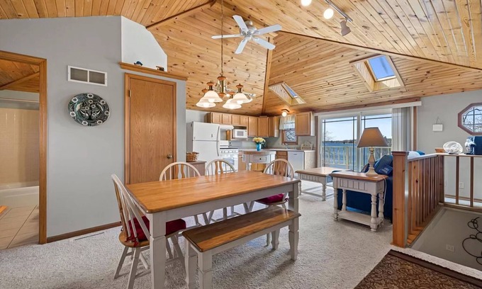 Colgate Cabin | Cozy cottage on okauchee lake