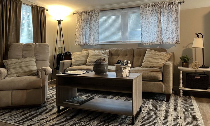 Cadillac Cottage | Cozy Cottage on the Canal