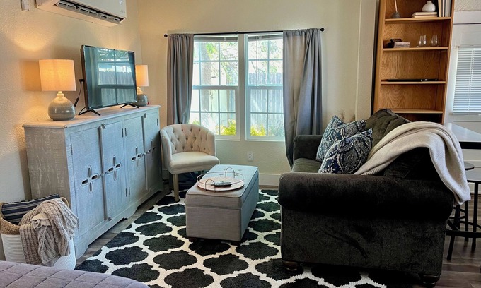 Roswell Cottage | Cozy Cottage~Pet Friendly 2 Pets Stay For FREE!