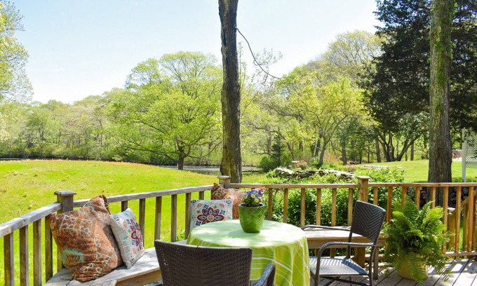 South Kingstown House | Cozy cottage surrounded by nature - 5 min to town and beaches