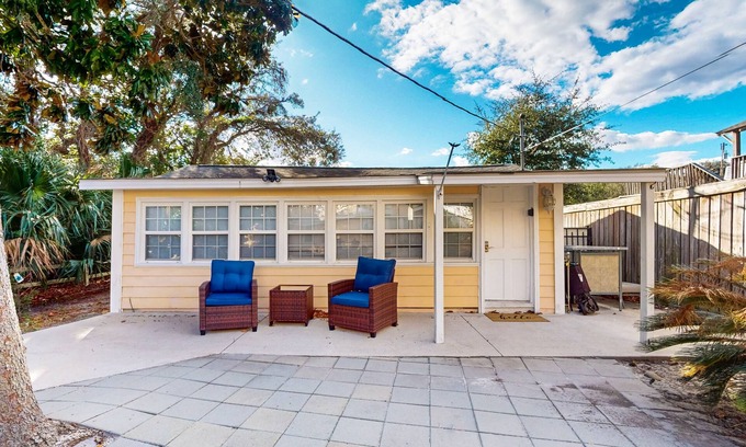Crescent Beach Cottage | Cozy cottage with W/D, internet, dog friendly & close to beach - Shared Outdoor