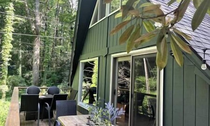 Highlands Ski Chalet | Cozy Cottage w Hot Tub, 5 min walk to Main St