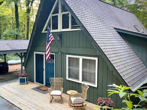 Highlands House | Cozy Cottage w Hot Tub, 5 min walk to Main St