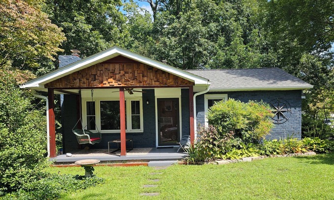 Black Mountain House | Cozy Cottage - Walk to Town