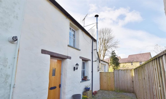 Haverfordwest Cottage | Cozy cottage with log burner