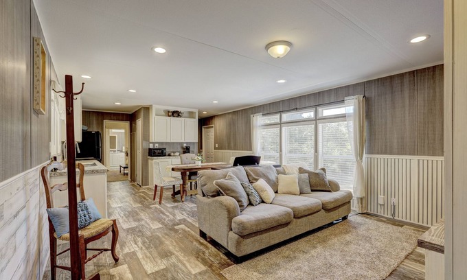 Norman Cottage | Cozy cottage with hot tub minutes from Norman by Lake Thunderbird