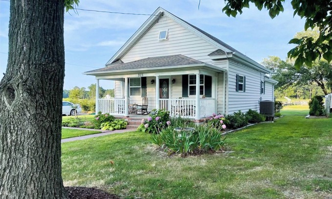 Cambridge Cottage | Cozy Cottage with Private Dock- Chesapeake Bay/Cambridge (Pet-Friendly)