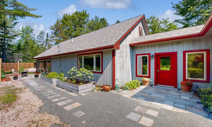 Ellsworth House | Cozy cottage with private Washer/Dryer, wifi and hiking trails