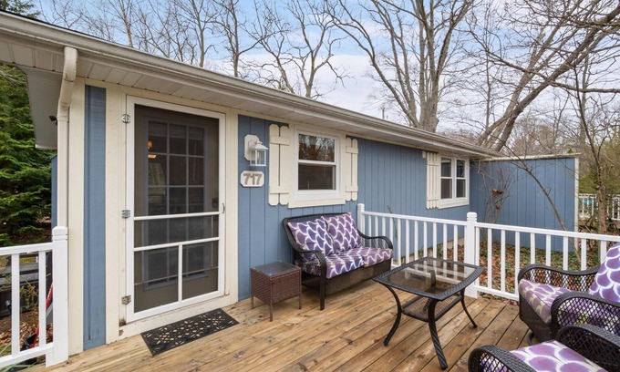 Saugatuck Villa | "Cozy Cottages" Blue Cottage-Hot tub/Town!