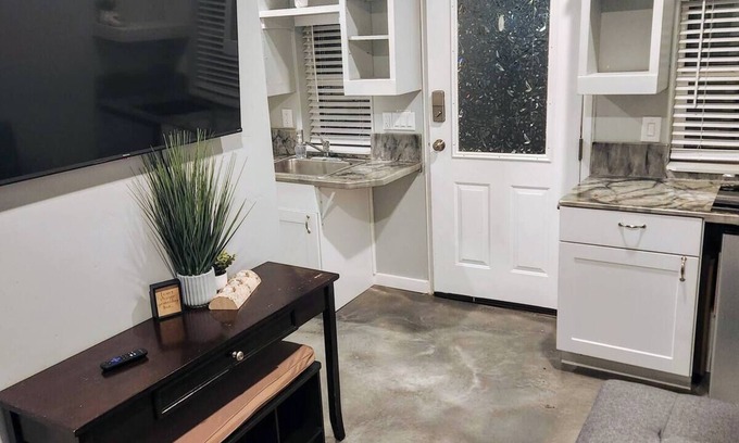 Nampa Apartment | Cozy country cottage with access to hot tub, cold plunge pond, & so much more.