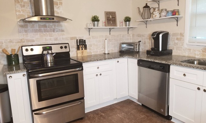 Tavares House | Cozy Country Home 4 Blocks From the Lake