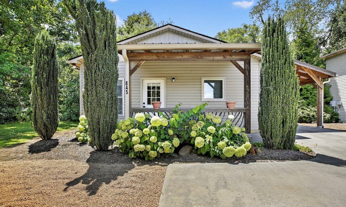 Candler House | Cozy Couple’s Escape Hot Tub, King Bed, Near Downtown Asheville Pets Welcome