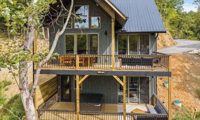 Sevierville Cabin | Cozy Cove Retreat | Hot Tub Lakefront Family-Friendly Cabin
