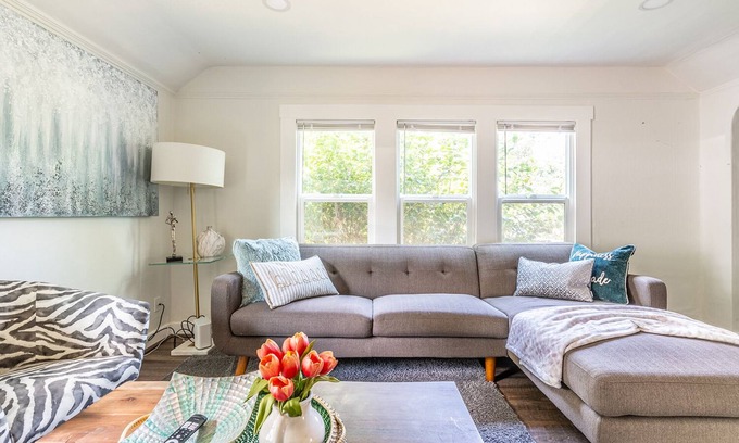 Columbia City House | Cozy Craftsman Cottage 10 minutes away from DT!