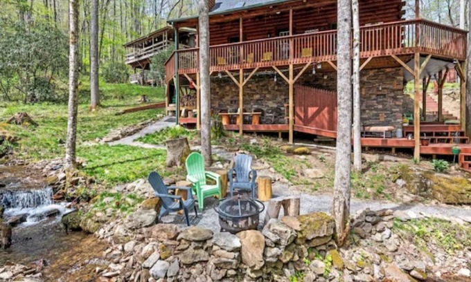 Maggie Valley Cabin | Cozy creek side cabin with fireplace, close to skiing/hiking, and shops.