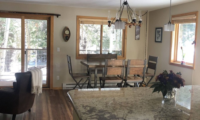 Frisco Condo | Cozy Creekside Condo - ground level, end unit