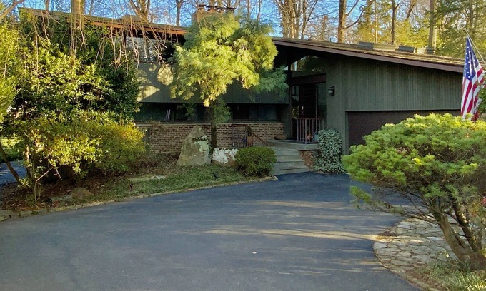 McLean House | Cozy Deck House in the heart of McLean