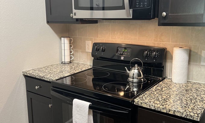 Columbia Apartment | Cozy deluxe apartment in Columbia min. away from restaurants & shopping centers.