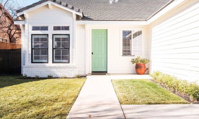 Lancaster House | Cozy desert getaway