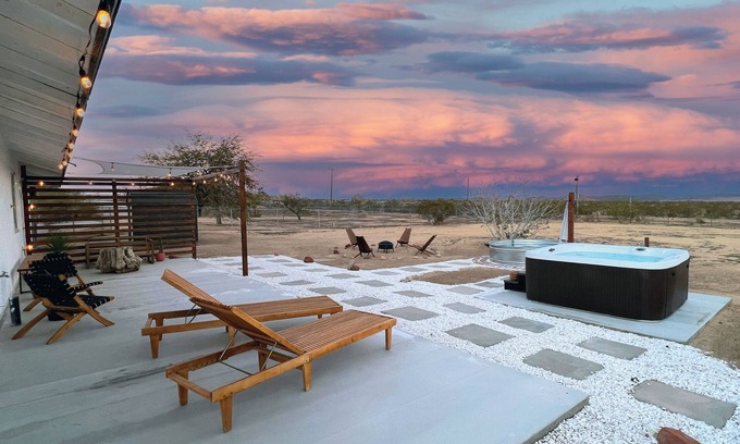 Joshua Tree House | Cozy Desert Home! With hot tub & pool