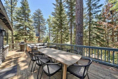 Cedar Flat House | Cozy Designer Decorated Cabin Near Slopes Fireplace Peekaboo Lakeview