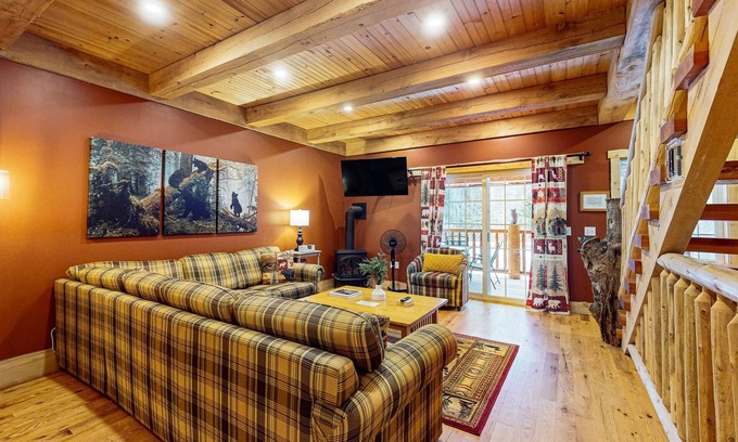 Jeffersonville Condo | Cozy dog-friendly condo w/mtn views, deck, grill, fireplace, firepit, cornhole