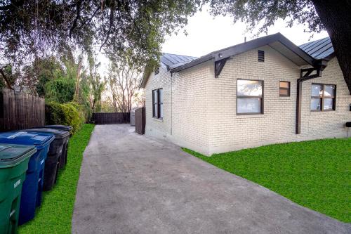 Nevada Street Apartment | Cozy Downtown Guest House 2BR/1BA Sleeps 8