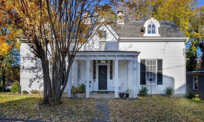 Diamond Hill House | Cozy Downtown historical cottage.
