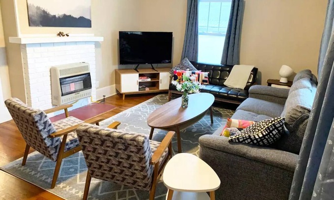 Fayetteville House | Cozy Downtown Home near NRGnn