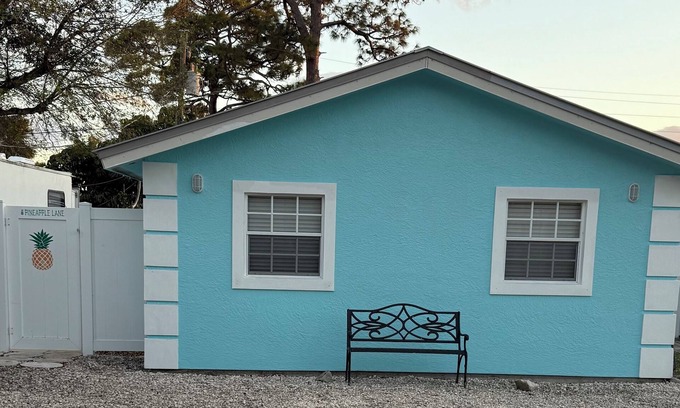 Stuart Apartment | Cozy Downtown Stuart Cottage. Bring your boat 1.3m from ramps beaches & downtown