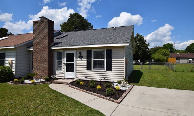 Jacksonville House | Cozy duplex Close to Base, shops, Children's Park